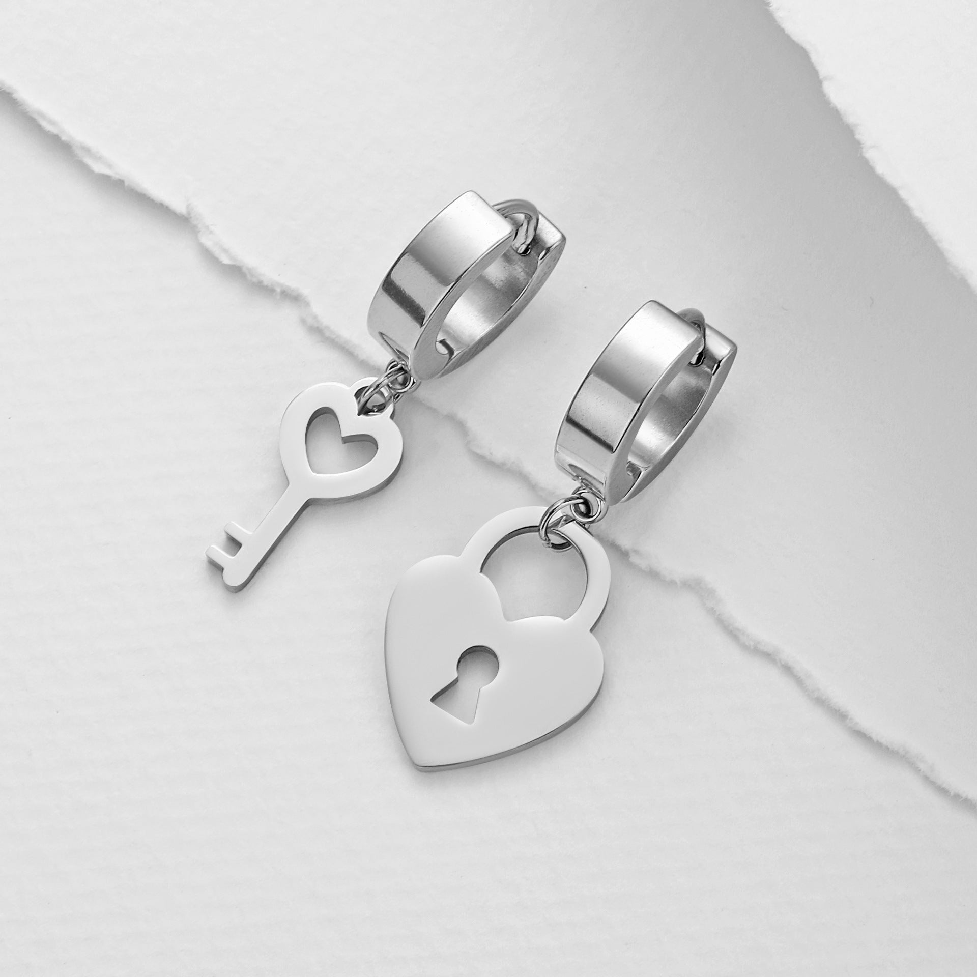 Combinación del corazón de corte al por mayor Combinación asimétrica Pendientes de acero inoxidable